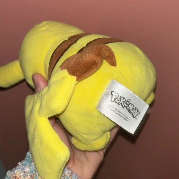 Pokemon Pikachu Plush with Blue Ball - Picture 3 of 3